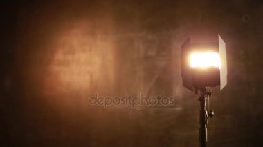 Fotoğrafçı kara tahta arka plan aydınlatma donanımları ayarlar