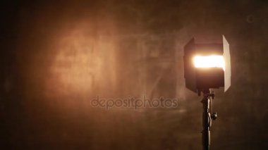 Fotoğrafçı kara tahta arka plan aydınlatma donanımları ayarlar