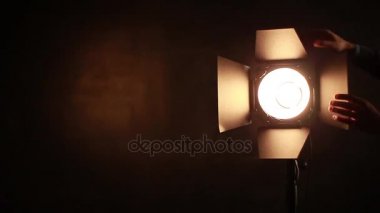 Fotoğrafçı kara tahta arka plan aydınlatma donanımları ayarlar