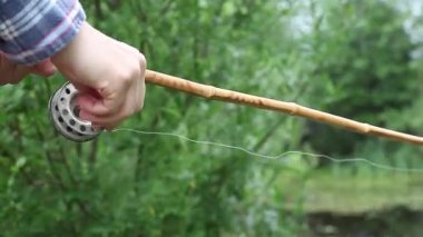 Balıkçı bir balık üzerinde eski olta yakalar.