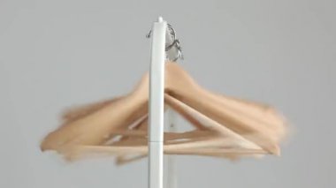 Sonra bir büyük satmak-off depodaki boş askı sayısı. Ceket ve raf elbise için ahşap parlak askıları