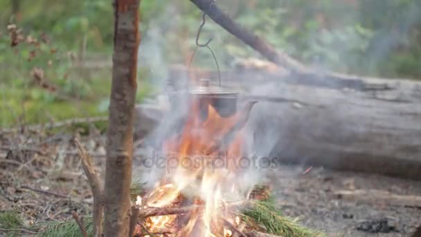 Alter eiserner Wasserkocher auf dem Feuer. Kochen von Lebensmitteln unter Feldbedingungen — Stockvideo