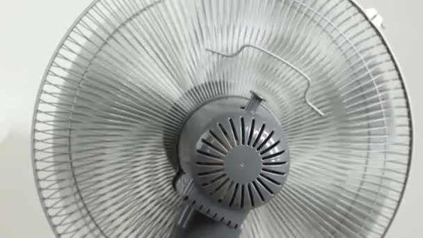 Ventilatore che soffia velocemente. Aria condizionata raffredda camera in estate calda — Video Stock