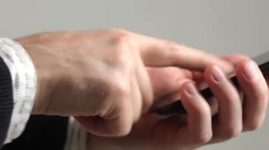 Genç adam akıllı telefon bilgileri arıyorum. Adamın closeup holding cep telefonu eller