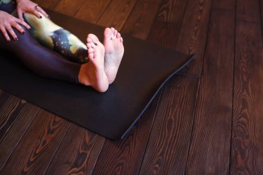 Uygulama için hazırlık yoga, dandasana yapıyor. Personel poz