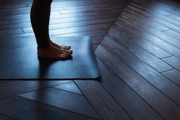 Ragazza in piedi sul tappeto, allungando le dita dei piedi — Foto Stock