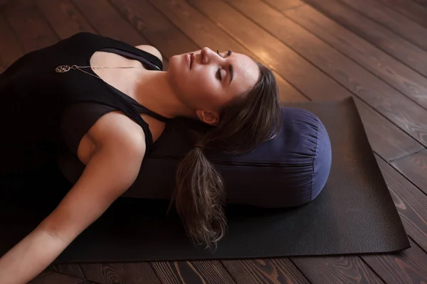 Kız bir yoga sınıfına sonra rahatlatıcı