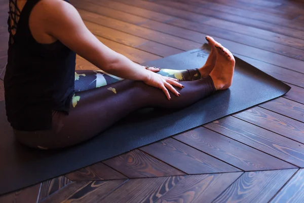 Preparação para a prática de ioga, fazendo dandasana. Pessoal Pos — Fotografia de Stock