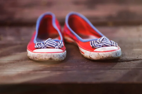 Ζευγάρι κόκκινα Γυναικεία παπούτσια μπαλέτου σε φόντο ξύλινη. — Φωτογραφία Αρχείου