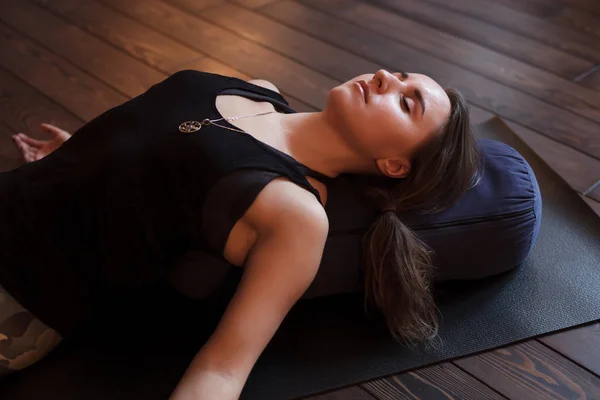 shavasana içinde oturan kadın.