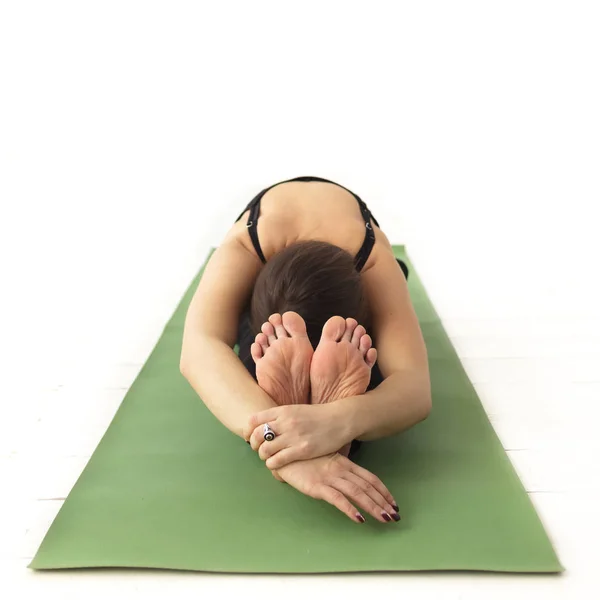 Flicka gör yoga — Stockfoto