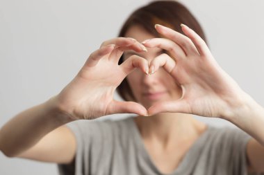  kalp işareti yaparak kız 