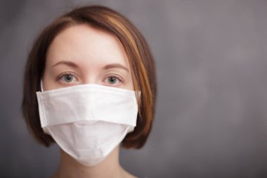 Tıbbi tek kullanımlık maske kız 