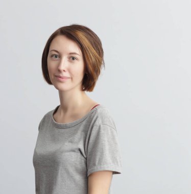 Kız kameraya bakıyor..