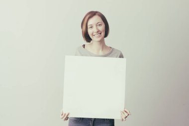  elinde boş bir poster kızı 