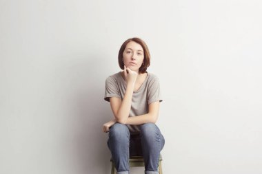 Bir taburede oturan kız 