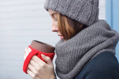 Güzel kız holding kupa 