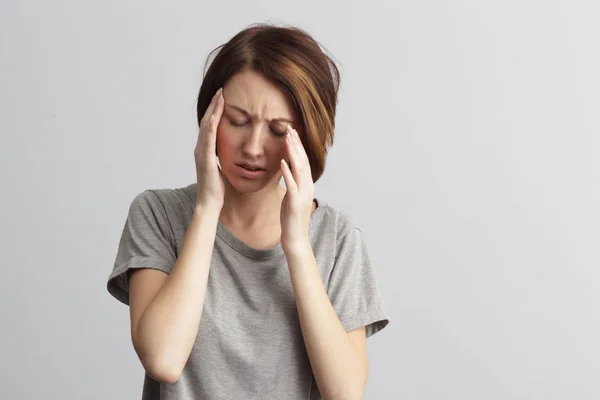 Mädchen leidet unter schrecklichen Kopfschmerzen — Stockfoto