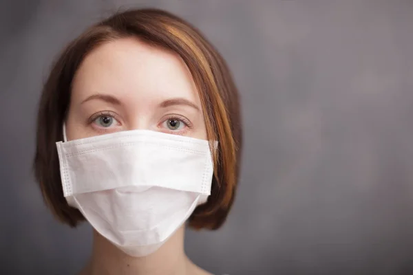 Девушка в медицинской одноразовой маске — стоковое фото