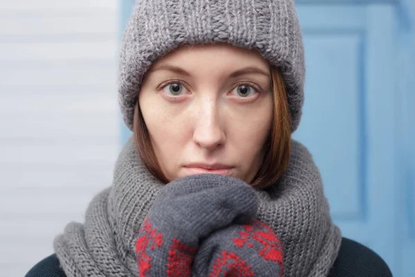 Mädchen in Winterkleidung stehend — Stockfoto