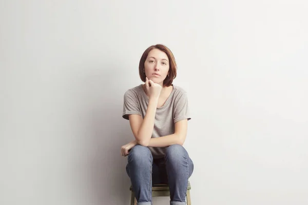 Flicka sitter på en pall — Stockfoto