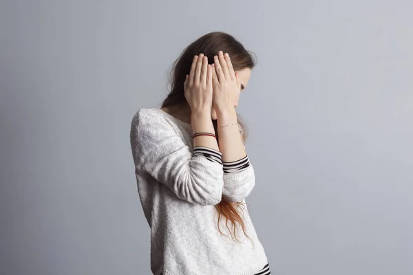 Ragazza con i capelli lunghi copre il viso — Foto Stock