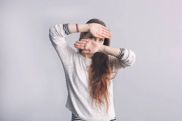 Menina espreitando por trás do rosto fechado . — Fotografia de Stock