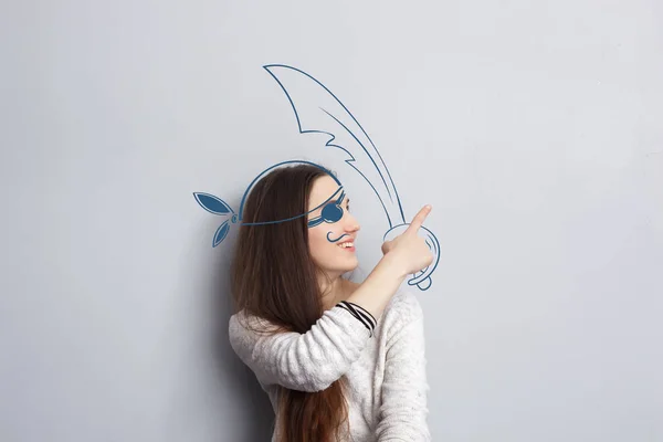 Menina com bandana pintada apontando — Fotografia de Stock