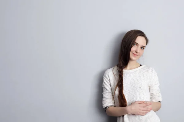 Menina bonita com uma trança de pé — Fotografia de Stock