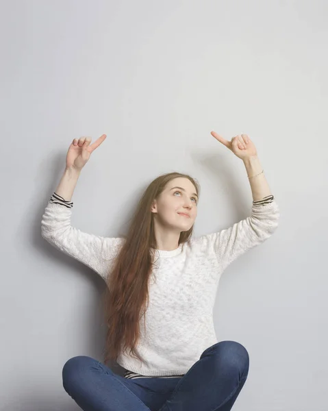 İşaret parmakları ile gösterilen kız — Stok fotoğraf