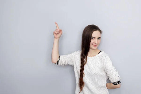 Mädchen zeigt mit Zeigefinger — Stockfoto