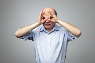 adam holding parmak gözleri yakınındaki 