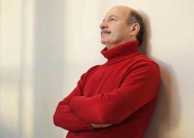 Adam başka tarafa bakıyor.