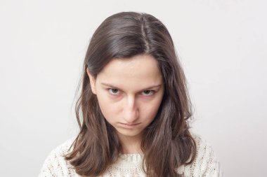 Kız kızgınlıkla göz ucuyla görünüyor. 