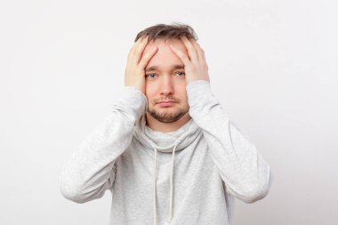 adam ileri şaşkın bakıyor