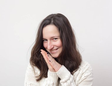 r kız ile el hareketi ellerini sıktı