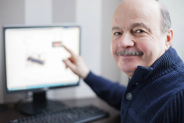 Homem procurando informações na Internet . — Fotografia de Stock