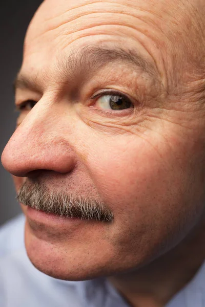 Homem com um bigode olha curiosamente — Fotografia de Stock