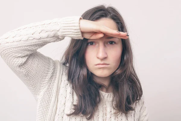 Girl  looking into the distance — Stock Photo, Image