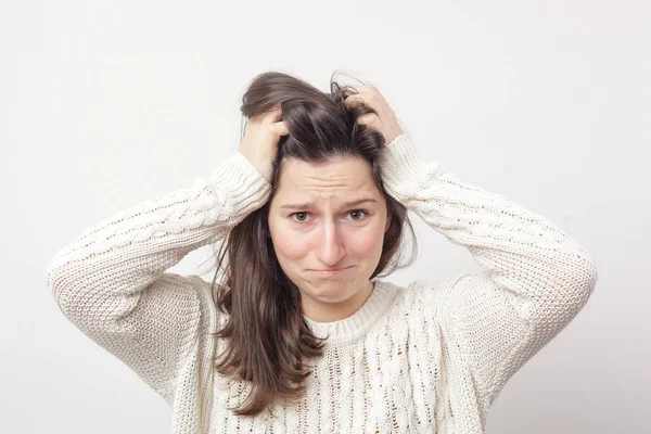 Menina desesperadamente agarra seu cabelo — Fotografia de Stock