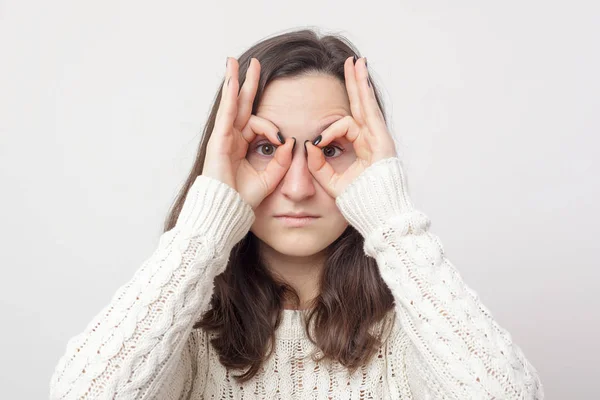 Mette le dita al viso come una maschera — Foto Stock