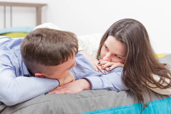 Twee geliefden rusten op het bed — Stockfoto