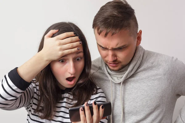 Menschen schauen auf Smartphone-Bildschirm — Stockfoto