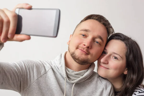Pareja amorosa hace selfie . — Foto de Stock