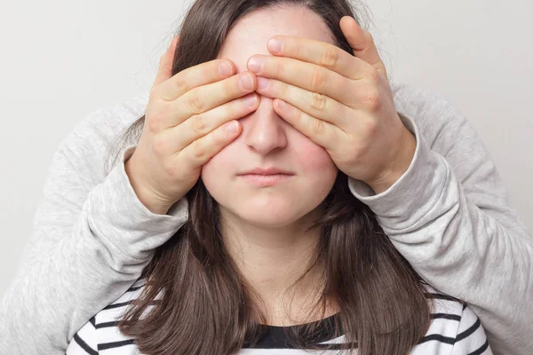 Guy closes girls eyes. — Stock Photo, Image