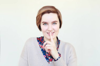 Kız bir parmak dudağı tutar.. 