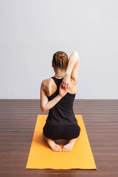 Ragazza facendo gomukhasana per le mani — Foto Stock