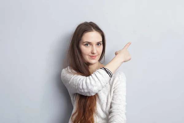 Dziewczyna pokazuje z palcem wskazującym — Zdjęcie stockowe