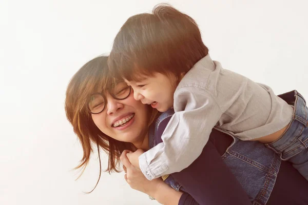 Anne ve oğlu gülümseyen