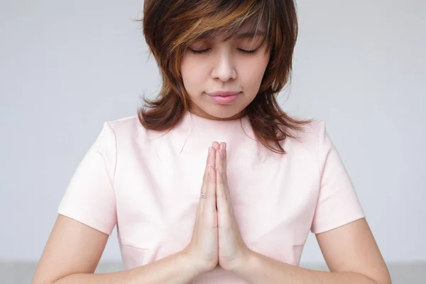 Chica asiática rezando a Dios —  Fotos de Stock